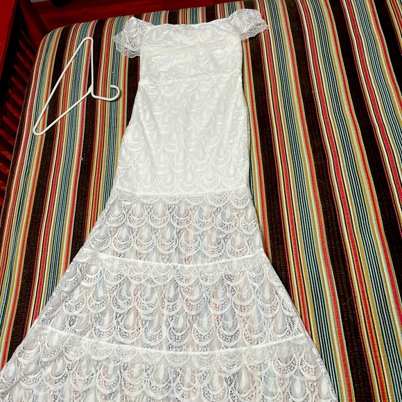 Simple wedding, open lace back and small train. - Picture 4 of 15